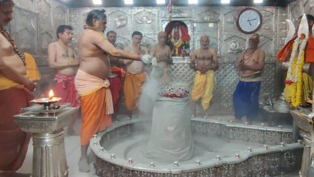 उज्जैन के महाकालेश्वर मंदिर के गर्भगृह में ड्रेस कोड को लेकर विवाद, महंतों और पुजारी में हुई धक्का-मुक्की