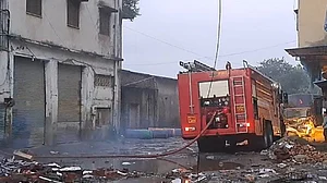 महाराष्ट्र के भिवंडी में महावीर सिंथेटिक कंपनी में लगी भीषण आग, दमकल की दो गाड़ियां मौके पर