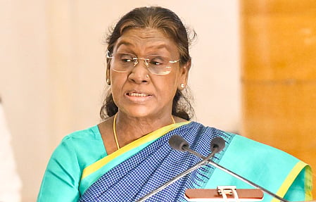 राष्ट्रपति द्रौपदी मुर्मू के हेलीकॉप्टर के पहिए गीले कंक्रीट में धंसे, टला बड़ा हादसा, सुरक्षा में चूक उजागर