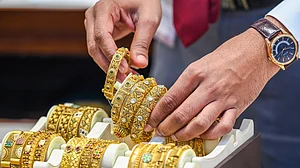 अर्थतंत्र की खबरें: रिकॉर्ड स्तर के बाद फीकी पड़ी सोने की चमक, चांदी ने फिर पकड़ी रफ्तार और शेयर बाजार में उठापटक
