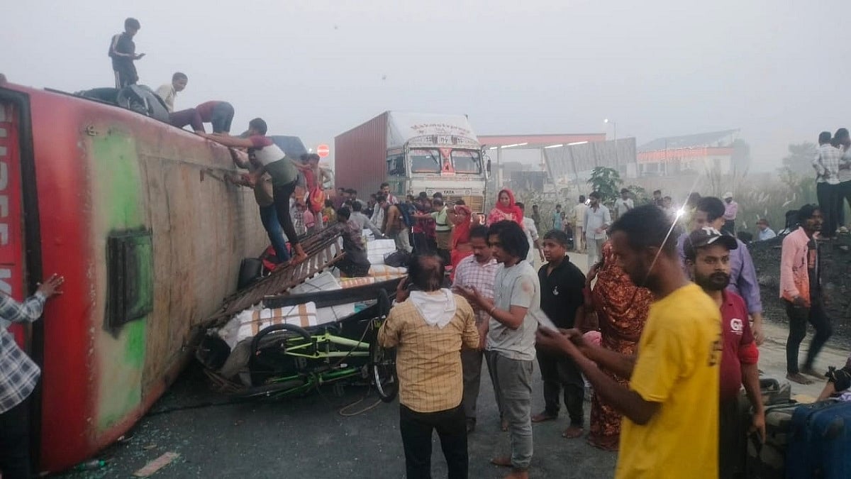छठ महापर्व पर जयपुर से बिहार जा रही बस हादसे का शिकार, बेकाबू होकर पलटी, करीब 22 यात्री घायल