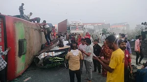 छठ महापर्व पर जयपुर से बिहार जा रही बस हादसे का शिकार, बेकाबू होकर पलटी, करीब 22 यात्री घायल