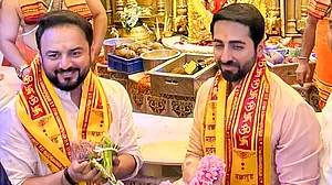 सिनेजीवन: सिद्धिविनायक मंदिर पहुंचे ‘थामा’ स्टार आयुष्मान खुराना और जान्हवी के फैमिली मेंबर के साथ था करण का रिलेशनशिप