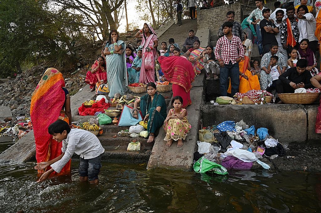 इसी साल हुई चैती छठ पूजा के मौके पर भारी संख्या में श्रद्धालु यमुना तट पर जमा हुए थे (फोटो - Getty Images)