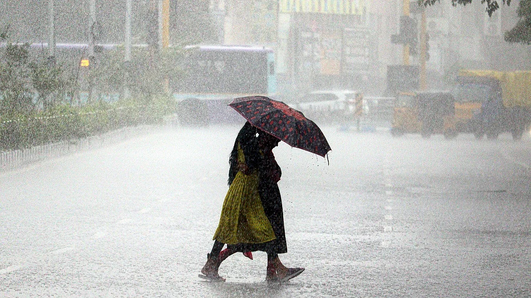 तमिलनाडु पर चक्रवाती तूफान 'मोंथा' का खतरा, आज से ही कई जिलों में भारी बारिश, ऑरेंज अलर्ट जारी