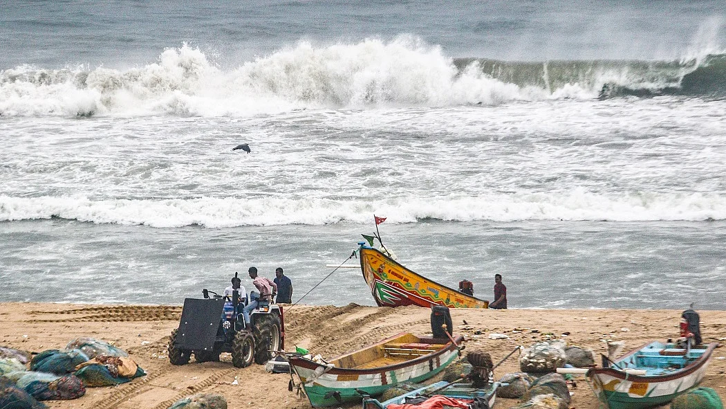 आंध्र प्रदेश में चक्रवात मोंथा को लेकर अलर्ट, दक्षिण मध्य रेलवे ने रद्द की 72 ट्रेनें, देखें पूरी लिस्ट 
