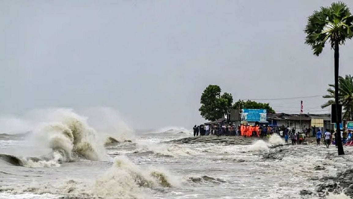 Cyclone Montha: आंध्र प्रदेश में भारी बारिश के साथ चल रही तेज हवाएं, तमिलनाडु में अगले 6 दिनों तक बारिश का अलर्ट