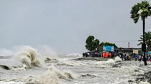 Cyclone Montha: आंध्र प्रदेश में भारी बारिश के साथ चल रही तेज हवाएं, तमिलनाडु में अगले 6 दिनों तक बारिश का अलर्ट