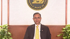 अर्थतंत्र की खबरें: अमेरिकी फेड के ब्याज दरों में कटौती के बाद अब RBI करेगी कटौती और शेयर बाजार में गिरावट