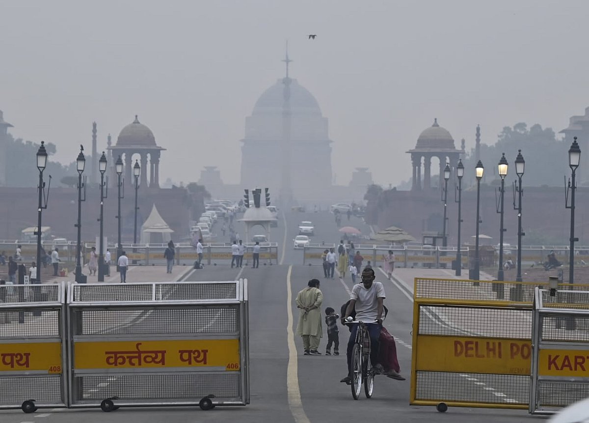 दिल्ली-NCR में 'दमघोंटू' हवा की मार जारी, आज भी ज्यादातर इलाकों में AQI 400 के पार, सांस लेना हुआ दूभर