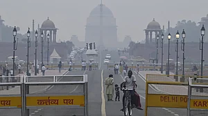 दिल्ली में सांसों पर संकट बरकरार, आज भी कई इलाकों में AQI 400 के पार, घुट रहा है दम