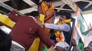 मध्य प्रदेश: क्रेन में फंसे बीजेपी सांसद तो ऑपरेटर को जड़ दिया थप्पड़, वीडियो हुआ वायरल