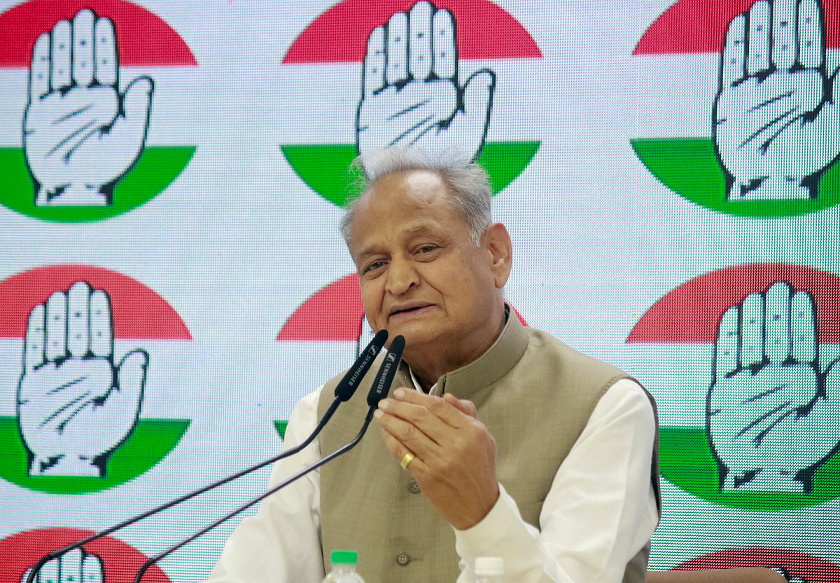 बिहार विधानसभा चुनाव: NDA पर अशोक गहलोत का तंज, कहा- सिर्फ 26 सेकंड में मेनिफेस्टो जारी कर नेता भागे