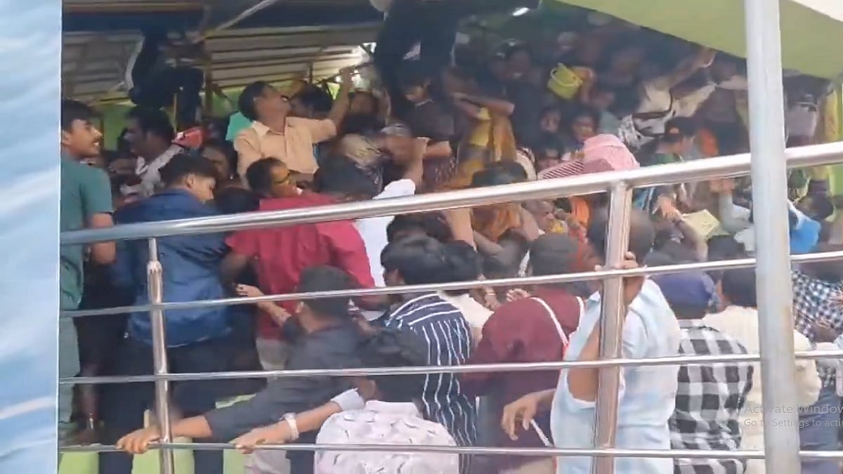 आंध्र प्रदेश: वेंकटेश्वर स्वामी मंदिर में 9 लोगों की मौत के बाद मंदिर में प्रवेश पर पुलिस ने लगाई रोक