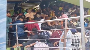 आंध्र प्रदेश: वेंकटेश्वर स्वामी मंदिर में 9 लोगों की मौत के बाद मंदिर में प्रवेश पर पुलिस ने लगाई रोक
