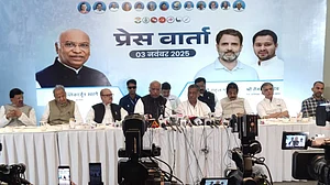 नीतीश को डुबाने की चाल चल रहे हैं पीएम मोदी, चुनाव बाद दूध से मक्खी की तरह बाहर निकाल फेकेंगे: खड़गे