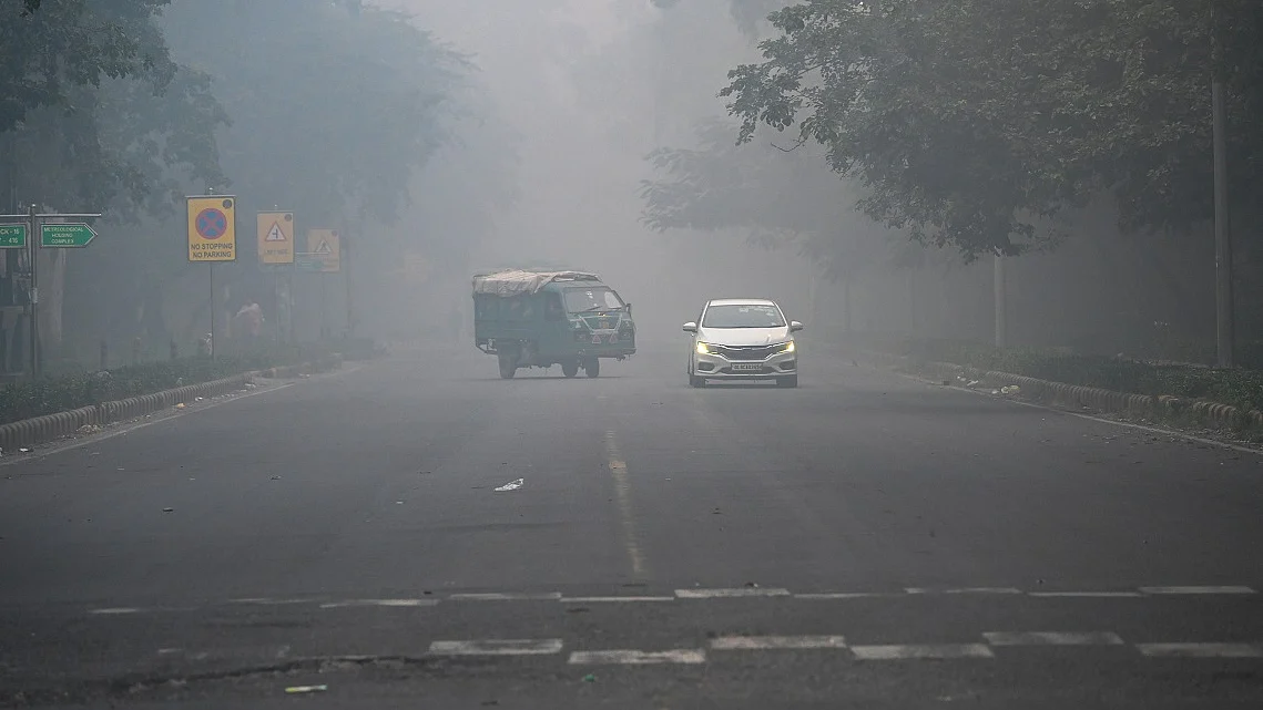 दिल्ली में बढ़ते प्रदूषण को लेकर सुप्रीम कोर्ट सख्त, एयर क्वालिटी मैनेजमेंट कमीशन से मांगी रिपोर्ट
