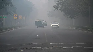 दिल्ली में बढ़ते प्रदूषण को लेकर सुप्रीम कोर्ट सख्त, एयर क्वालिटी मैनेजमेंट कमीशन से मांगी रिपोर्ट