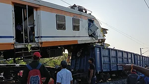 छत्तीसगढ़ के बिलासपुर में भीषण ट्रेन हादसा, मालगाड़ी के ऊपर चढ़ी पैसेंजर ट्रेन, 6 यात्रियों की मौत, कई घायल