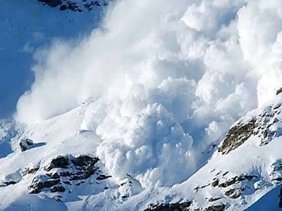 दुनिया की खबरें: नेपाल में हिमालय पर हिमस्खलन, 3 लोगों की मौत, कई लापता और अमेरिका में चुनाव के दौरान...