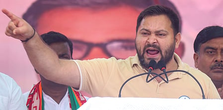 बिहार चुनाव: पश्चिम चंपारण में तेजस्वी ने भीड़ से किया सवाल, 'क्या बदलाव लाने, नया बिहार बनाने के लिए तैयार हैं?'