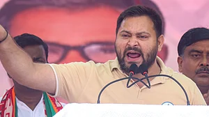 बिहार चुनाव: पश्चिम चंपारण में तेजस्वी ने भीड़ से किया सवाल, 'क्या बदलाव लाने, नया बिहार बनाने के लिए तैयार हैं?'
