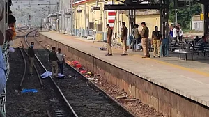 UP: चुनार स्टेशन पर बड़ा हादसा, ट्रेन की चपेट में आने से 6 श्रद्धालुओं की दर्दनाक मौत, गंगा स्नान कर लौट रहे थे घर