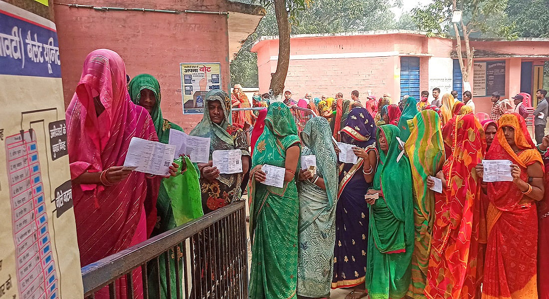 बिहार चुनाव: दोपहर तीन बजे तक 60 फीसदी से अधिक वोटिंग, मतदान केंद्रों पर मतदाताओं की लंबी कतार