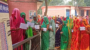 बिहार चुनाव: दोपहर तीन बजे तक 60 फीसदी से अधिक वोटिंग, मतदान केंद्रों पर मतदाताओं की लंबी कतार