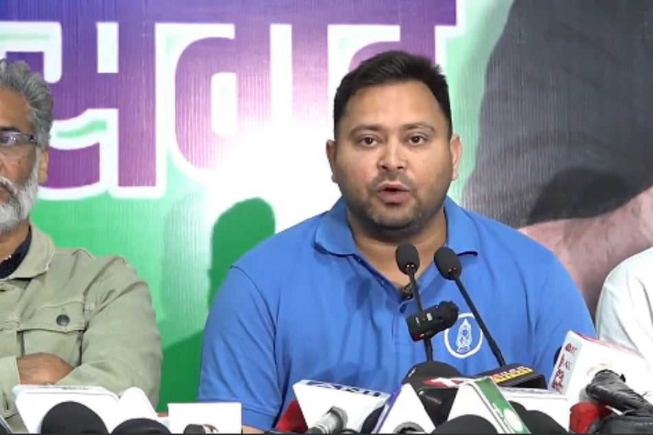 बिहार चुनावः मतगणना से एक दिन पहले तेजस्वी ने पटना में बुलाई महागठबंधन की बैठक, बोले- हम जीत रहे हैं
