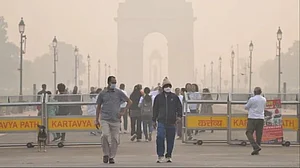 दिल्ली में जारी है 'जहरीली हवा' की मार, आज भी कई इलाकों में AQI 350 के पार, सर्दी के साथ बढ़ा प्रदूषण