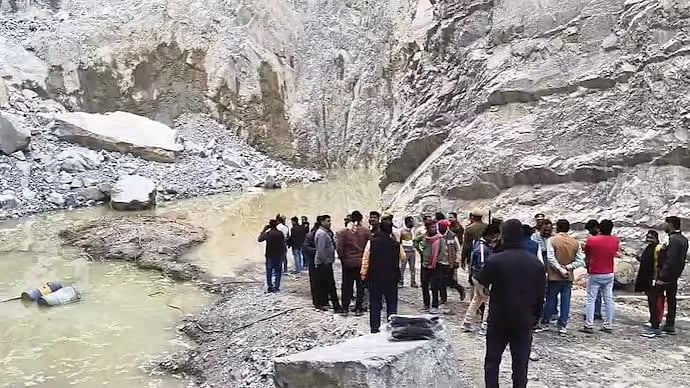 UP: सोनभद्र में बड़ा हादसा, खदान धंसने से दो की मौत, कई लोगों के अभी भी दबे होने की आशंका, रेस्क्यू जारी