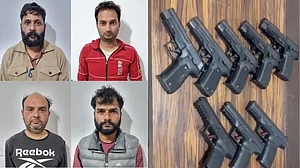 दिल्ली में पकड़ा गया PAK से भेजे गए हथियारों का जखीरा, 4 तस्कर गिरफ्तार, इस गैंग को होनी थी सप्लाई!