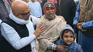 SIR में OBC वोटरों का नाम काटने का दबाव बना रहे थे अधिकारी, गोंडा में आत्महत्या करने वाले BLO के परिवार का आरोप