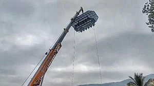 केरलः मुन्नार में स्काई डाइनिंग प्लेटफॉर्म में आई खराबी, तीन घंटे तक हवा में झूलते रहे पर्यटक, सुरक्षित बचाए गए