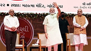पीएम मोदी और बीजेपी का गुजरात मॉडल झूठ का गुब्बारा, गरीबी, अशिक्षा, भूख समेत कई मानकों पर पिछड़ा राज्य