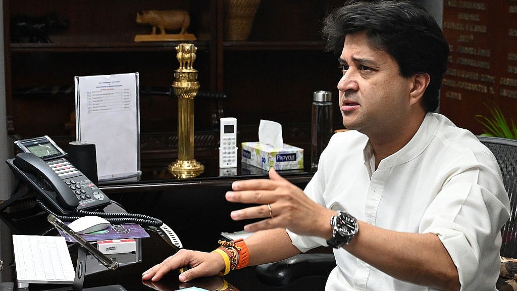 सिंधिया की संचार साथी ऐप पर सफाई, लेकिन अभी नहीं बदला है दूरसंचार विभाग का निर्देश, एपल ने कर दिया इनकार