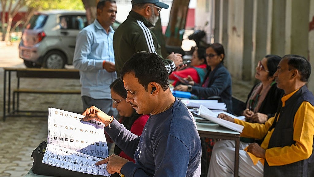 बीएलओ जान दे रहे और चुनाव, आयोग को सब ठीक दिख रहा !