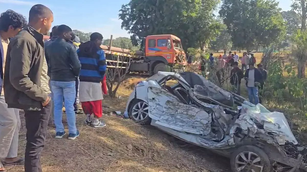छत्तीसगढ़ के जशपुर में भीषण सड़क हादसा, कार-ट्रक की टक्कर में 5 लोगों की दर्दनाक मौत