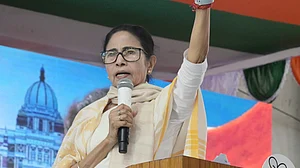 बड़ी खबर LIVE: भवानीपुर के ‘स्ट्रॉन्ग रूम’ पहुंचीं ममता बनर्जी, ईवीएम से छेड़छाड़ का लगाया आरोप