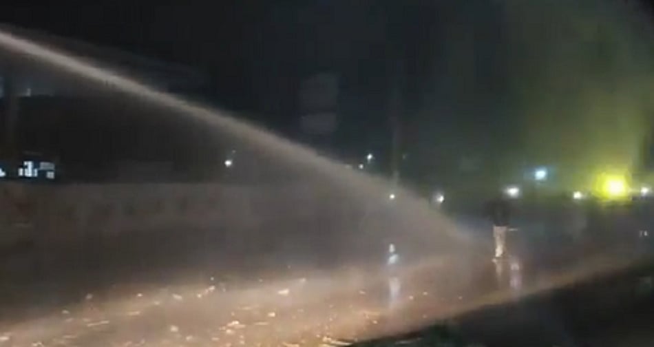 पाकिस्तान: पुलिस ने सर्दी की रात में इमरान की बहन पर बरसाए वाटर कैनन, PTI ने संवैधानिक अधिकारों पर हमला बताया