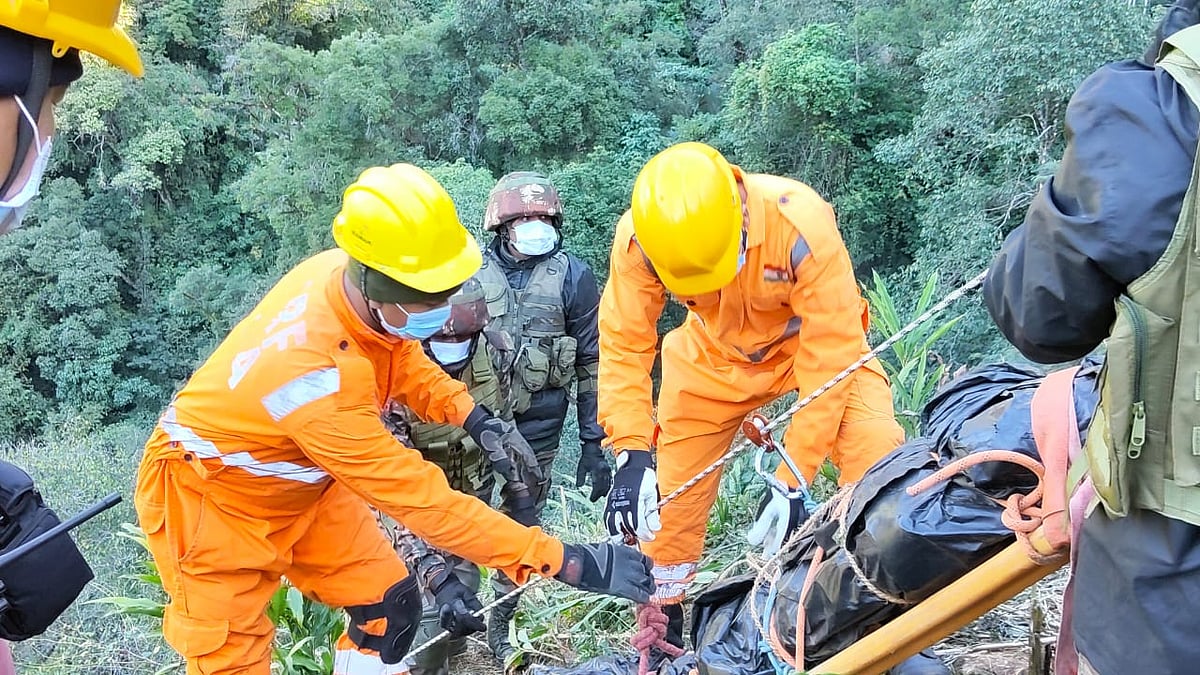 अंजॉ सड़क हादसा: 200 मीटर गहरी खाई से 6 शव बरामद, लापता लोगों के लिए NDRF का रेस्क्यू जारी