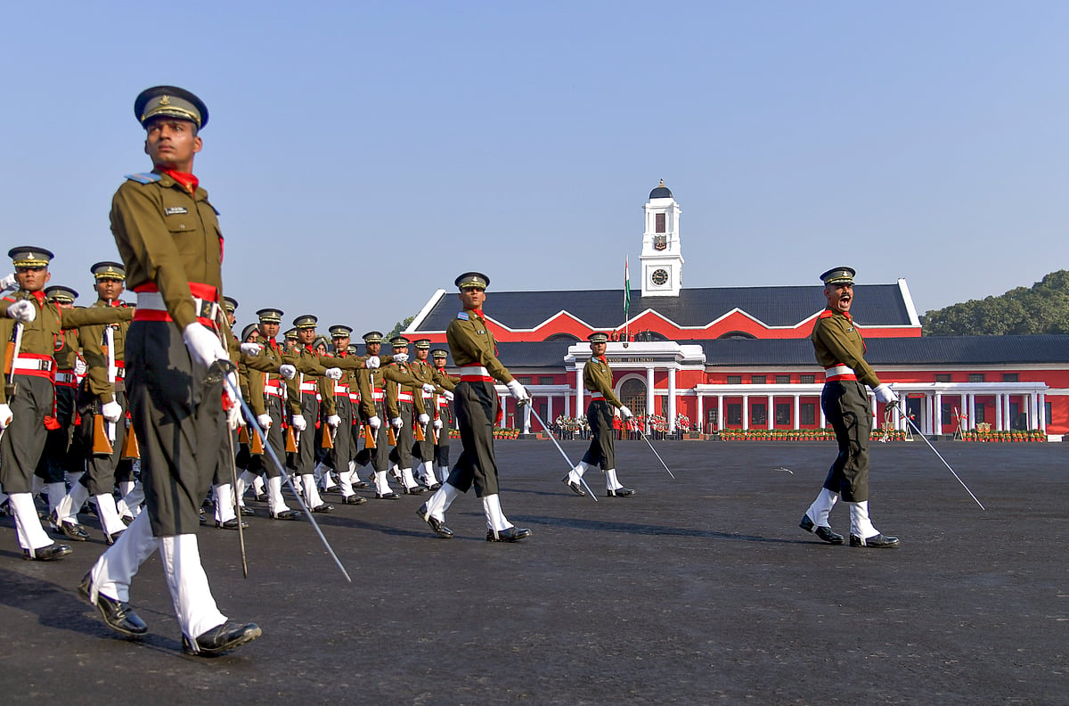 देहरादून: भारतीय सेना को मिले 491 युवा अफसर, आर्मी चीफ जनरल उपेन्द्र द्विवेदी ने ली सलामी 