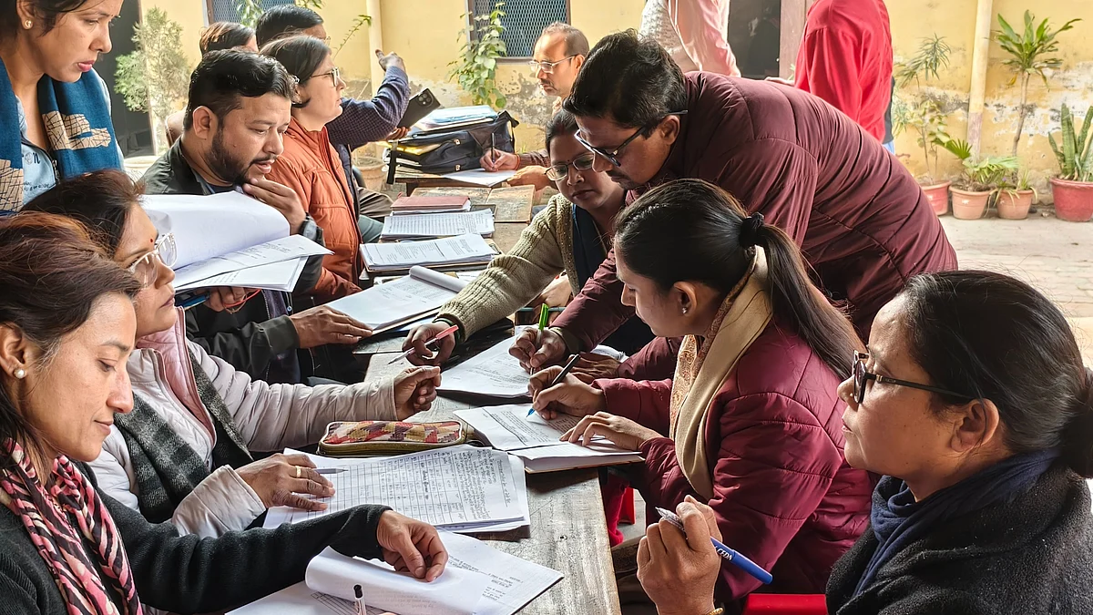 एसआईआर और डिटेंशन सेंटर के अंदेशे में दोस्त का उलाहना, 'आपको अपनी राष्ट्रीयता थोड़े ही साबित करनी है...'