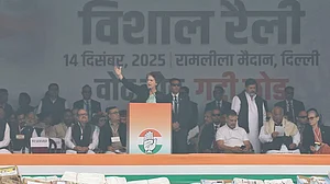 दिल्ली में कांग्रेस की रैली: रामलीला मैदान में मोदी सरकार पर जमकर बरसीं प्रियंका गांधी, 'वोट चोर, गद्दी छोड़...'
