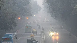 दिल्ली-NCR में कड़ाके की ठंड की दस्तक, AQI ने भी तोड़ा रिकॉर्ड, फॉग और स्मॉग से विजिबिलिटी जीरो