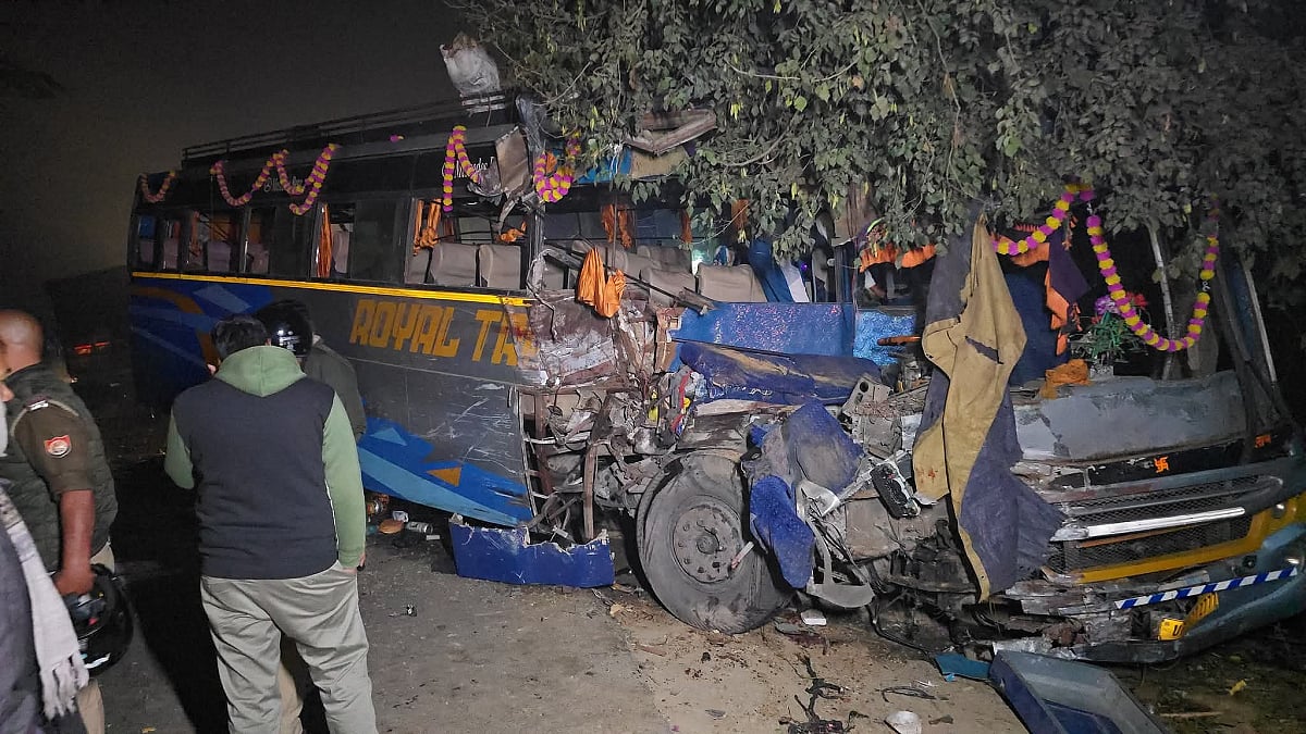 उत्तर प्रदेश: ट्रक से टकराई अजमेर शरीफ जा रहे जायरीनों की बस, चार लोगों की मौत