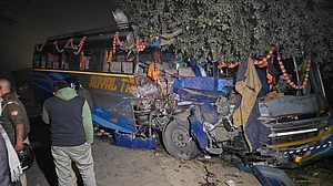उत्तर प्रदेश: ट्रक से टकराई अजमेर शरीफ जा रहे जायरीनों की बस, चार लोगों की मौत