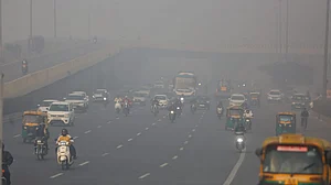 वायु प्रदूषण: दिल्ली में कल से सभी सरकारी और निजी संस्थानों में 50% वर्क फ्रॉम होम जरुरी, नहीं तो लगेगा जुर्माना