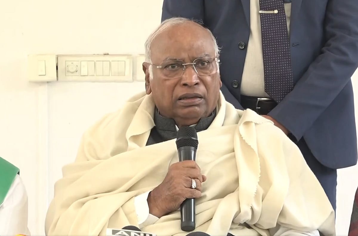 'राजनीतिक बदले की भावना से हो रही कार्रवाई, गांधी परिवार को परेशान करना है मकसद', नेशनल हेरल्ड मामले पर बोले खड़गे